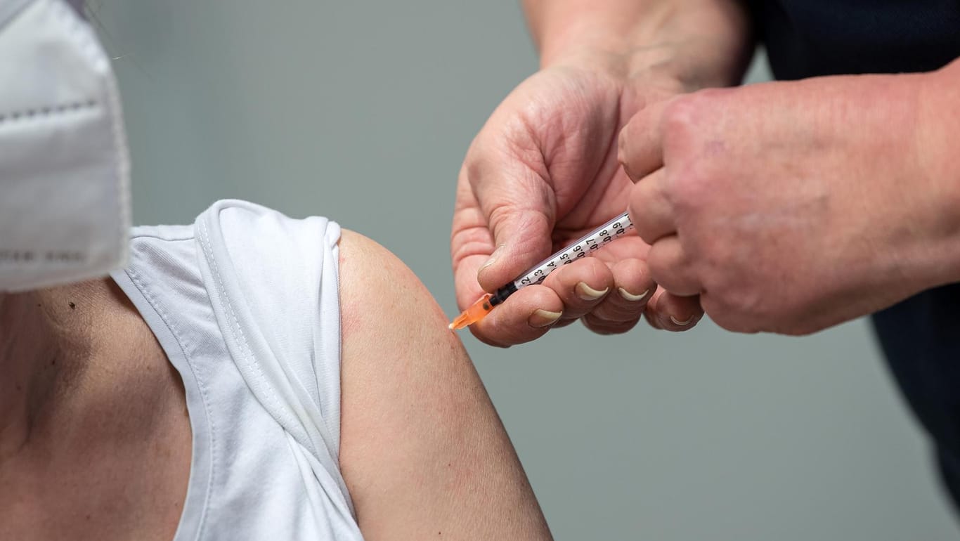 Frau wird gegen das Coronavirus geimpft: Es gibt Forderungen, für Geimpfte bestimmte Beschränkungen schneller zu lockern (Symbolbild).