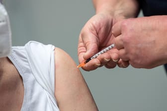 Frau wird gegen das Coronavirus geimpft: Es gibt Forderungen, für Geimpfte bestimmte Beschränkungen schneller zu lockern (Symbolbild).