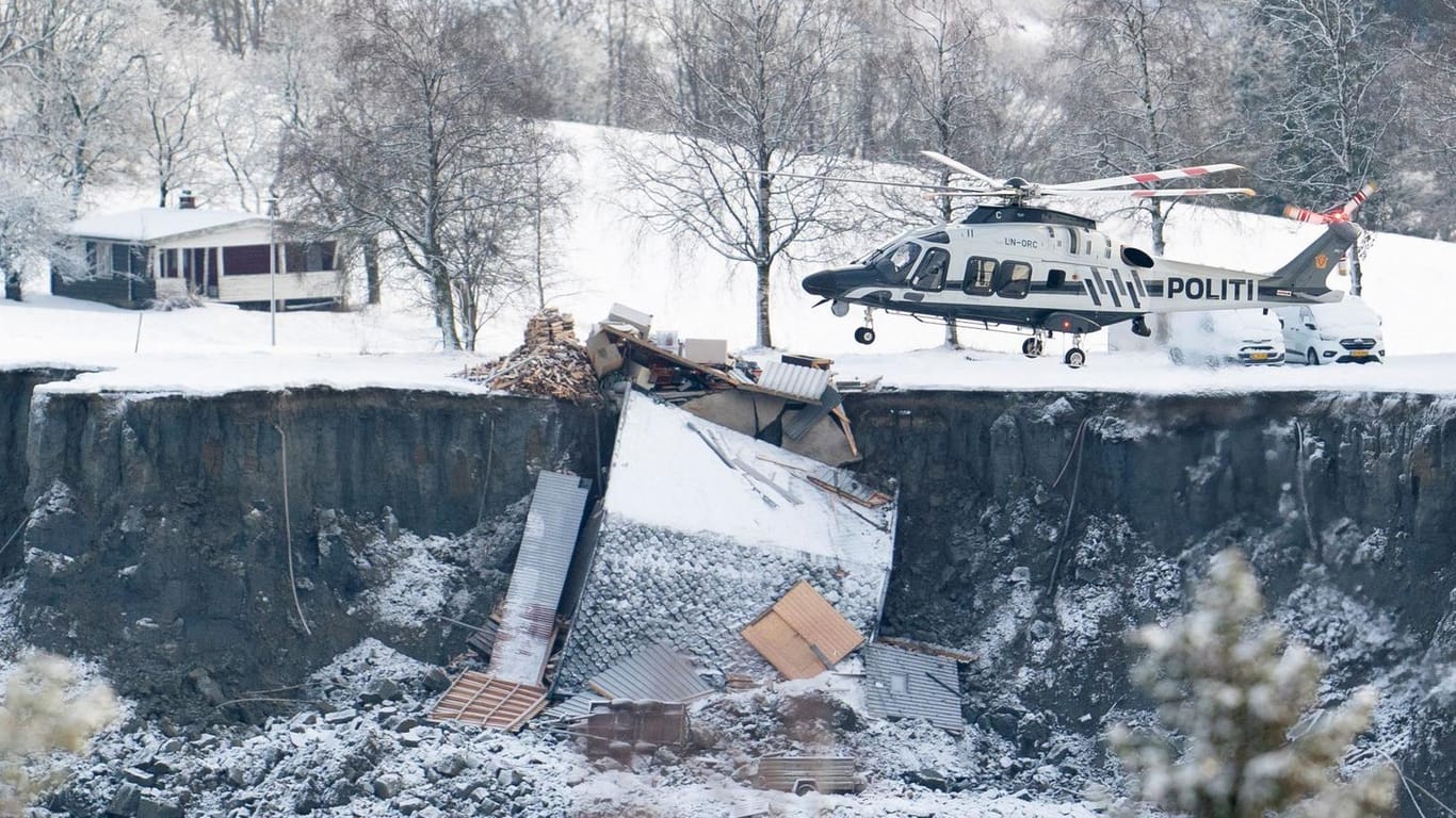 Polizei-Hubschrauber über der Unglücksstelle: Noch immer werden einige Bewohner der Häuser vermisst.