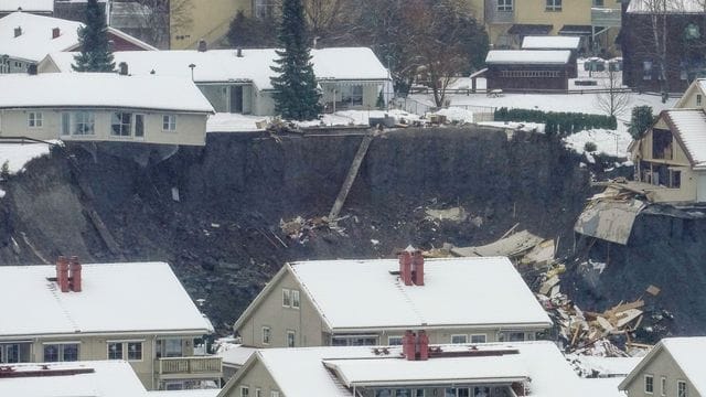 Ein Erdrutsch hat in der Stadt Ask zahlreiche Häuser beschädigt. Ein Erdrutsch hat in der Stadt Ask zahlreiche Häuser beschädigt.