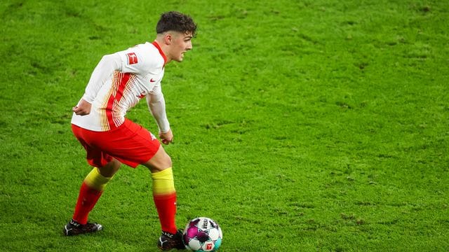 RB Leipzig stattete Joscha Wosz mit einem langfristigen Vertrag aus. RB Leipzig stattete Joscha Wosz mit einem langfristigen Vertrag aus.