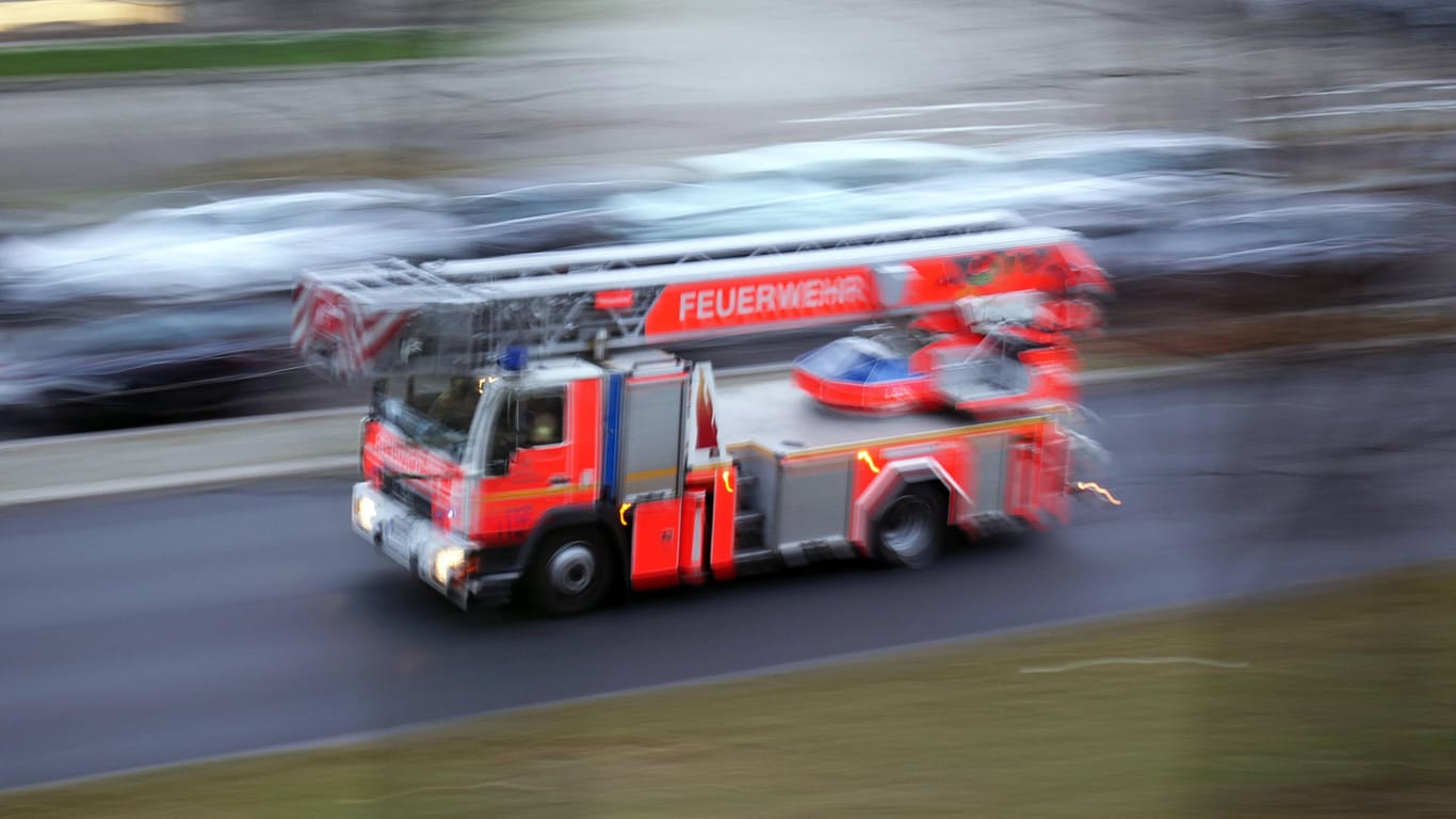 Ein Feuerwehrfahrzeug im Einsatz (Symbolbild): Bei einem Brand in einer Psychiatrie in Stuttgart haben sich vier Menschen verletzt.