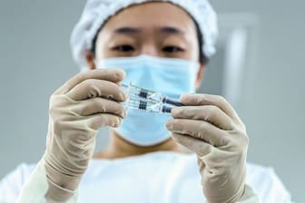 In Peking wird die Verpackungsqualität von inaktivierten Corona-Impfstoffprodukten geprüft.