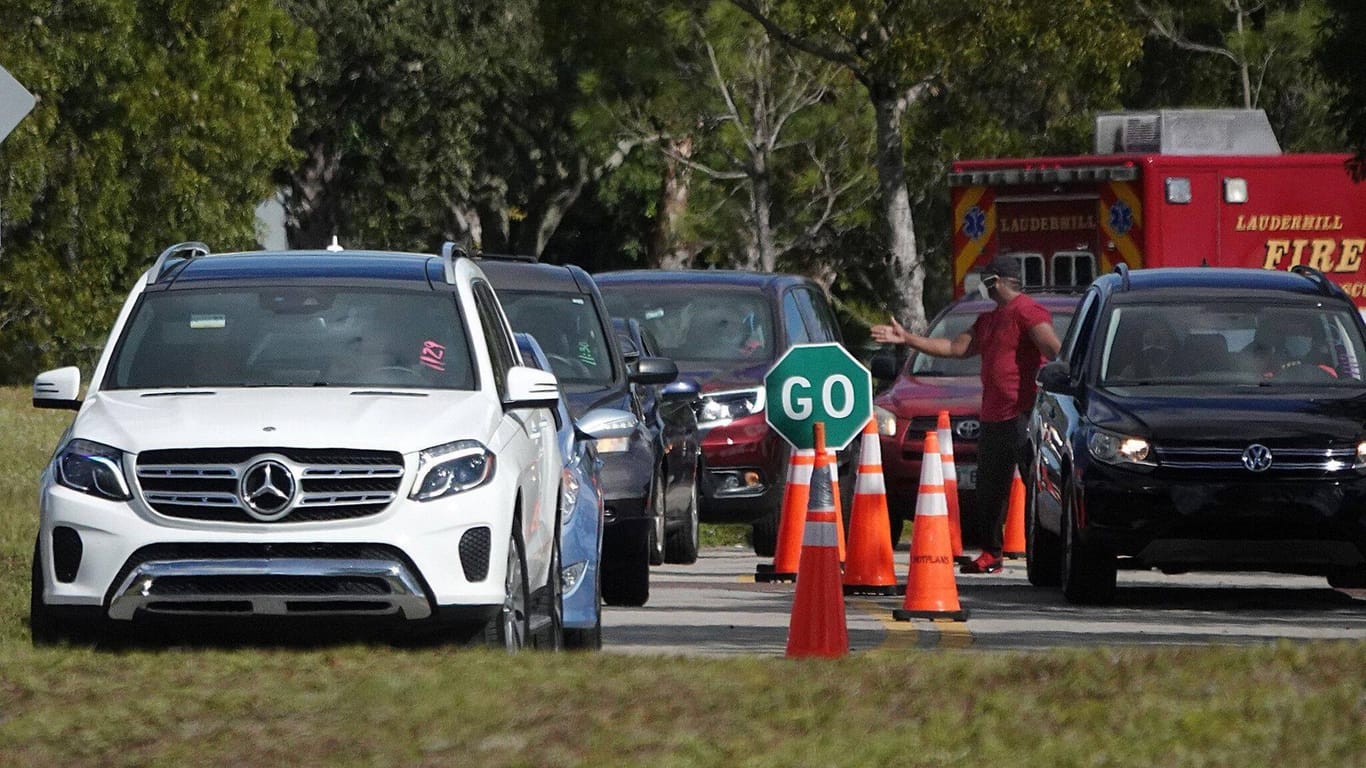 Lauderhill in Florida: Hier wurden Termine für die Impfungen vergeben – trotzdem staute es sich vor den Drive-Ins.