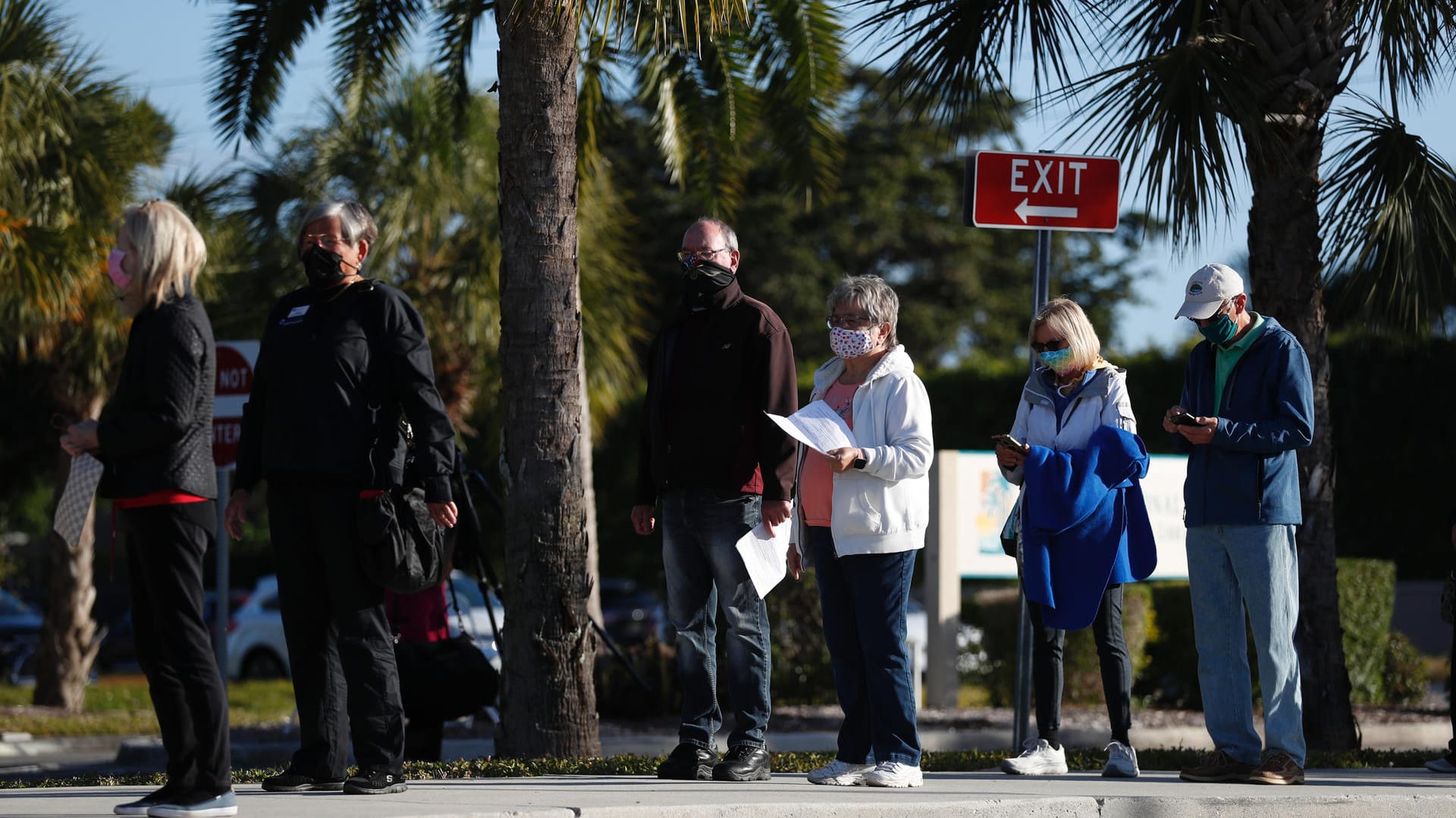 Schlangen in Florida vor den Impfzentren: Stundenlang müssen die Menschen ausharren, um geimpft werden zu können. Es gibt nur einige hundert Dosen.