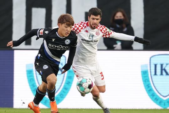 Der FSV Mainz 05 verleiht Aarón Martín (r) bis zum Saisonende an den spanischen Erstligisten Celta Vigo.