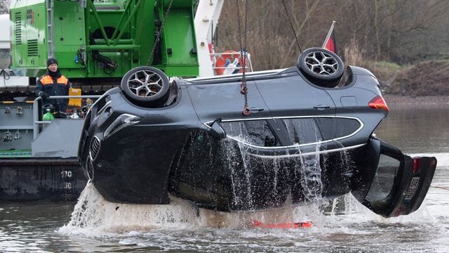 Ein Auto wird aus dem Main geborgen: Der gestohlene BMW wurde in der Nähe von Maintal gefunden.
