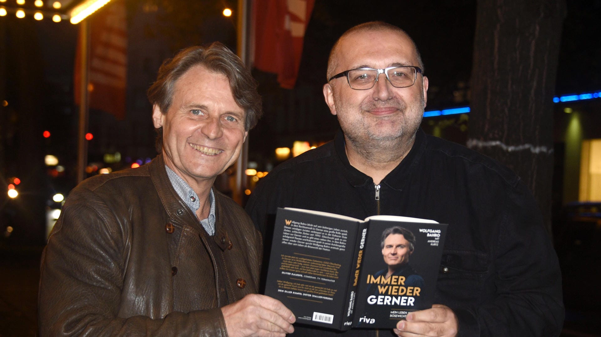 Andreas Kurtz (re.) mit "GZSZ"-Schauspieler Wolfgang Bahro bei einem Fototermin zu dessen Autobiografie, an der Kurtz als Co-Autor beteiligt war (Archivbild): Kurtz hat sich nun von seinen Lesern verabschiedet.