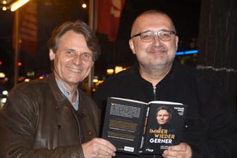 Andreas Kurtz (re.) mit "GZSZ"-Schauspieler Wolfgang Bahro bei einem Fototermin zu dessen Autobiografie, an der Kurtz als Co-Autor beteiligt war (Archivbild): Kurtz hat sich nun von seinen Lesern verabschiedet.