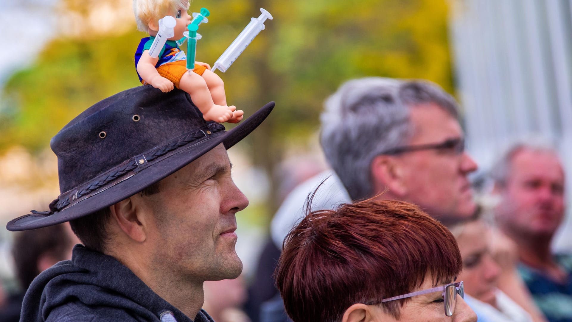 Impfgegner bei einer Corona-Demo: Um die Impfungen gegen das Coronavirus gibt es zahlreiche Verschwörungstheorien (Archivbild).