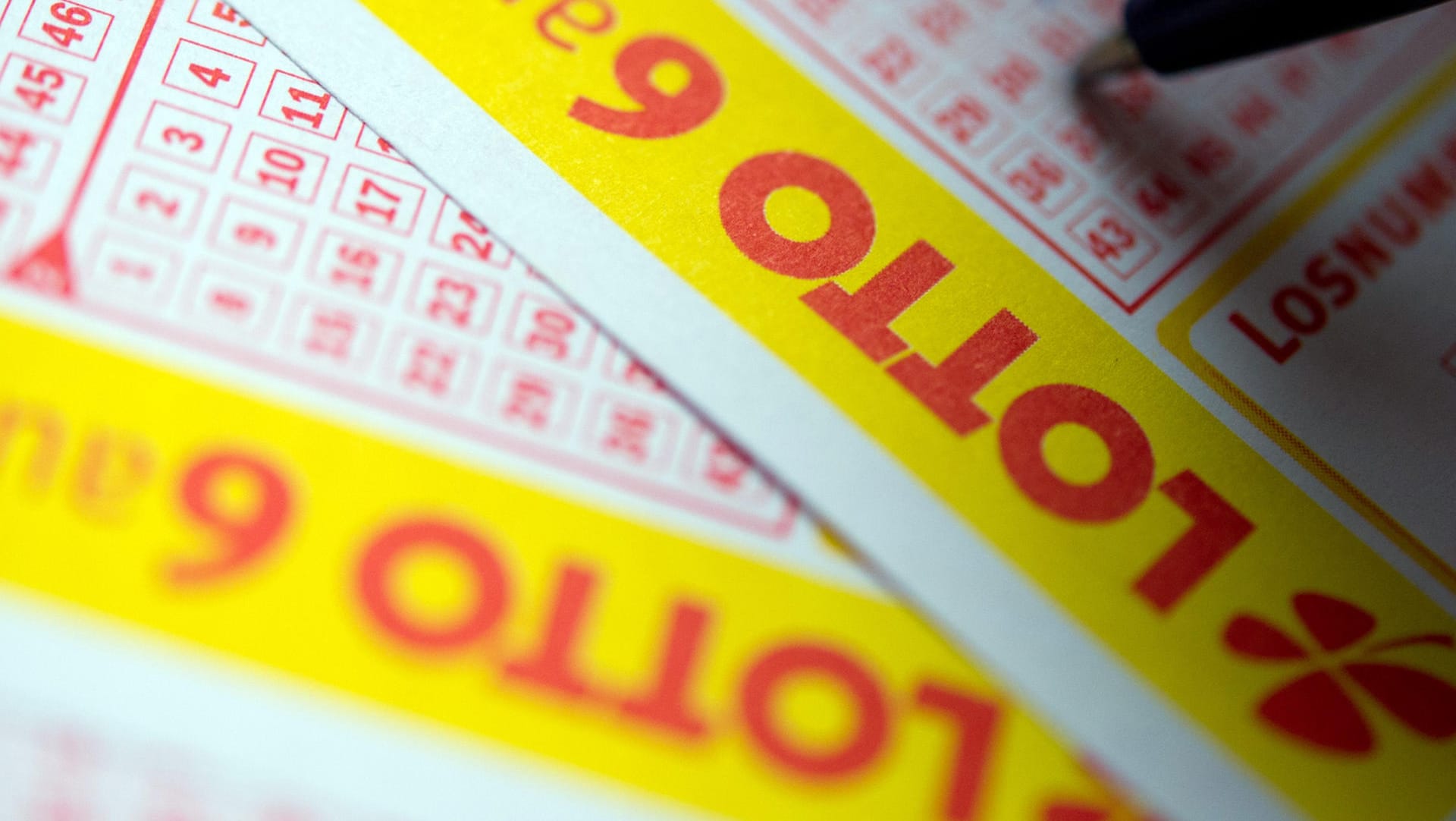 Lottoschein: Mit 20,80 Euro Einsatz wird der oder die Glückliche zum Lotto-Millionär (Symbolbild). Lottoschein: Mit 20,80 Euro Einsatz wird der oder die Glückliche zum Lotto-Millionär (Symbolbild).