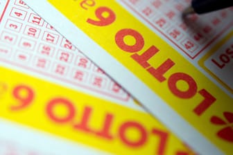 Lottoschein: Mit 20,80 Euro Einsatz wird der oder die Glückliche zum Lotto-Millionär (Symbolbild).