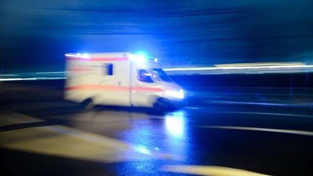 Krankenwagen mit Blaulicht: Beim Rodeln sind zwei Kinder schwer verunglückt (Symbolbild). Krankenwagen mit Blaulicht: Beim Rodeln sind zwei Kinder schwer verunglückt (Symbolbild).
