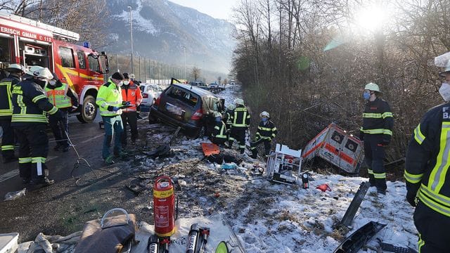 Einsatzkräfte an der Unfallstelle in Bayerisch Gmain.
