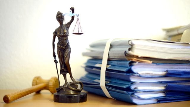 Justitia und Akten