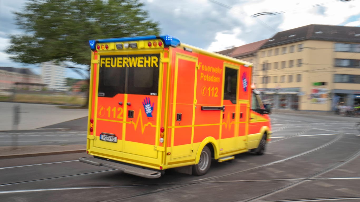 Rettungswagen der Feuerwehr: In Brandenburg starb ein 24-Jähriger durch einen selbst gebauten Feuerwerkskörper.