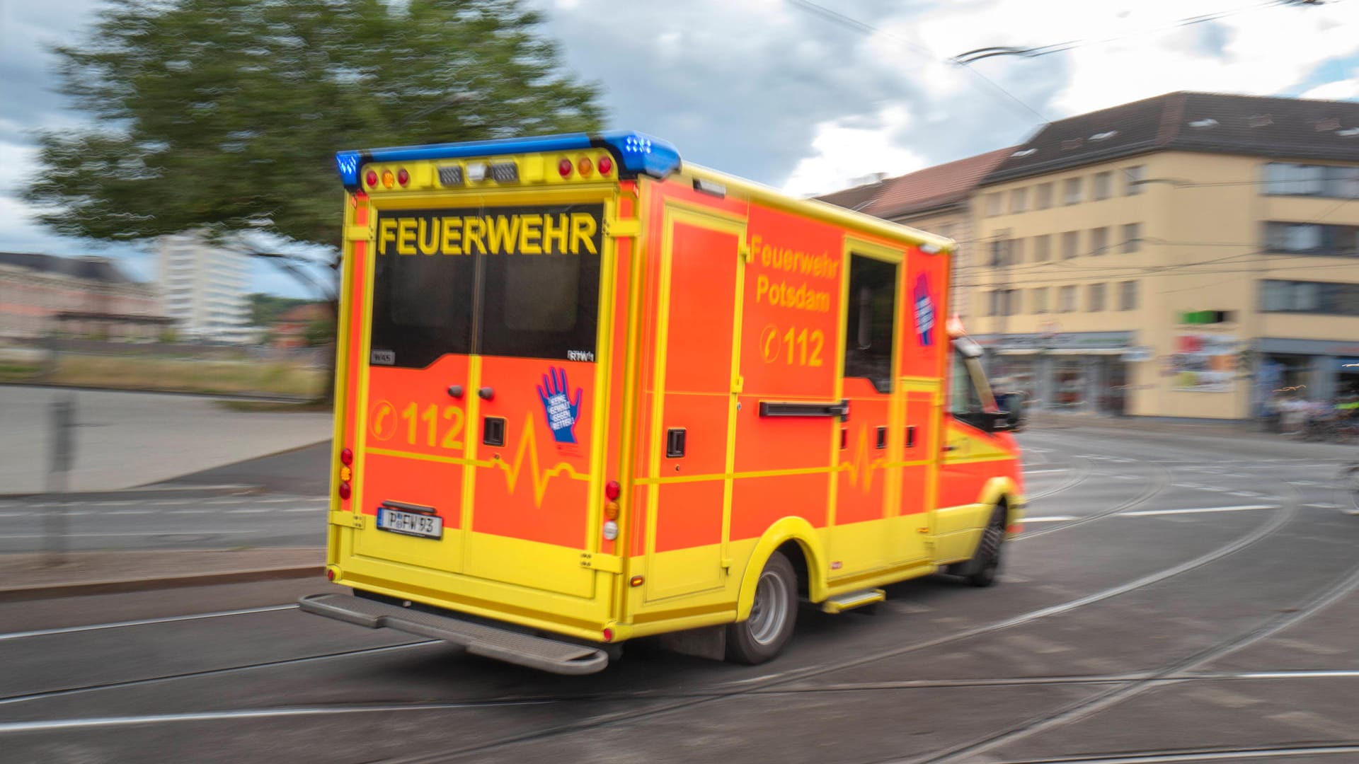 Rettungswagen der Feuerwehr: In Brandenburg starb ein 24-Jähriger durch einen selbst gebauten Feuerwerkskörper.