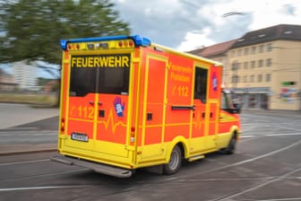 Rettungswagen der Feuerwehr: In Brandenburg starb ein 24-Jähriger durch einen selbst gebauten Feuerwerkskörper.
