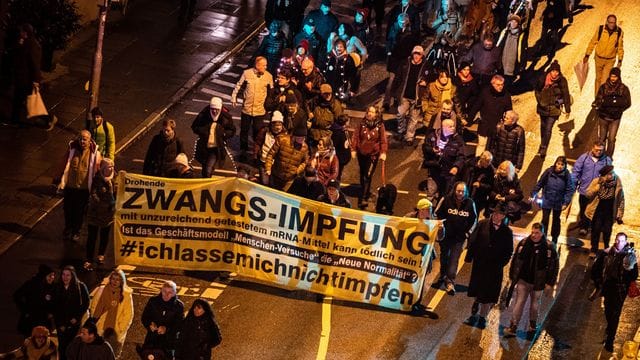 Menschen demonstrieren am Silvesterabend: In Stuttgart gab es Proteste gegen die Corona-Politik.