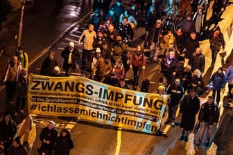 Menschen demonstrieren am Silvesterabend: In Stuttgart gab es Proteste gegen die Corona-Politik.