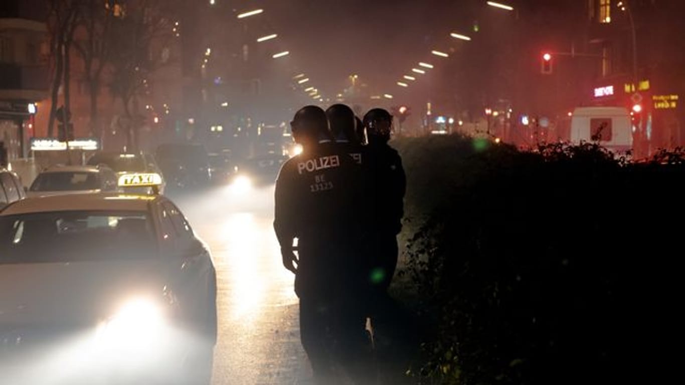Polizisten gehen in der Silvesternacht über den Kottbusser Damm: Die Einsatzkräfte verzeichnen eine ruhige Silvesternacht.