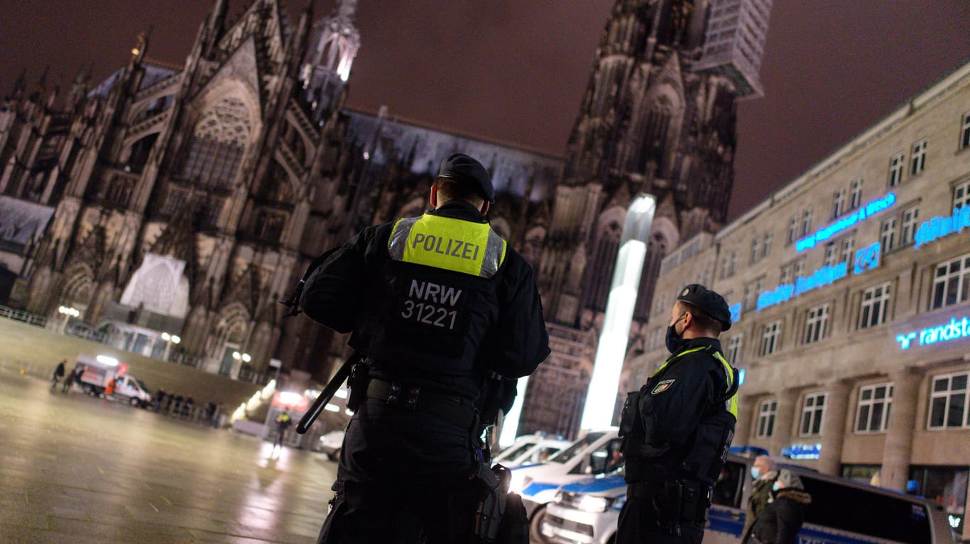 Polizisten kontrollieren am Silvesterabend den Platz vor dem Hauptbahnhof: Das zünden von Böllern war vielerorts untersagt.