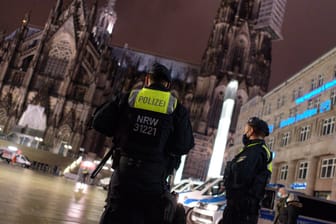 Polizisten kontrollieren am Silvesterabend den Platz vor dem Hauptbahnhof: Das zünden von Böllern war vielerorts untersagt.