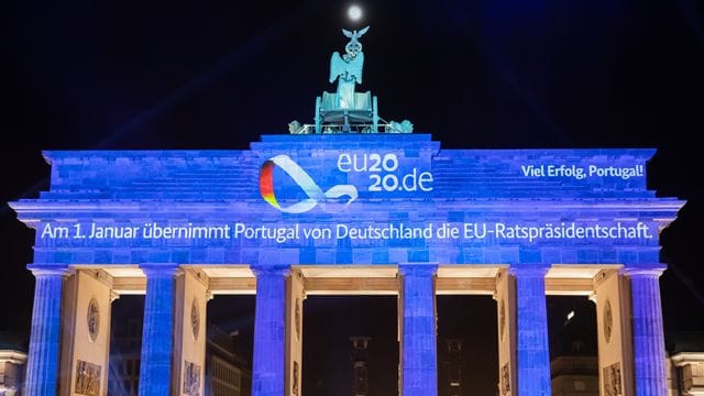 Eine Video-Projektion wird zum Abschluss der EU-Ratspräsidentschaft Deutschlands auf das Brandenburger Tor projiziert. Eine Video-Projektion wird zum Abschluss der EU-Ratspräsidentschaft Deutschlands auf das Brandenburger Tor projiziert.