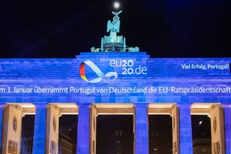 Eine Video-Projektion wird zum Abschluss der EU-Ratspräsidentschaft Deutschlands auf das Brandenburger Tor projiziert.