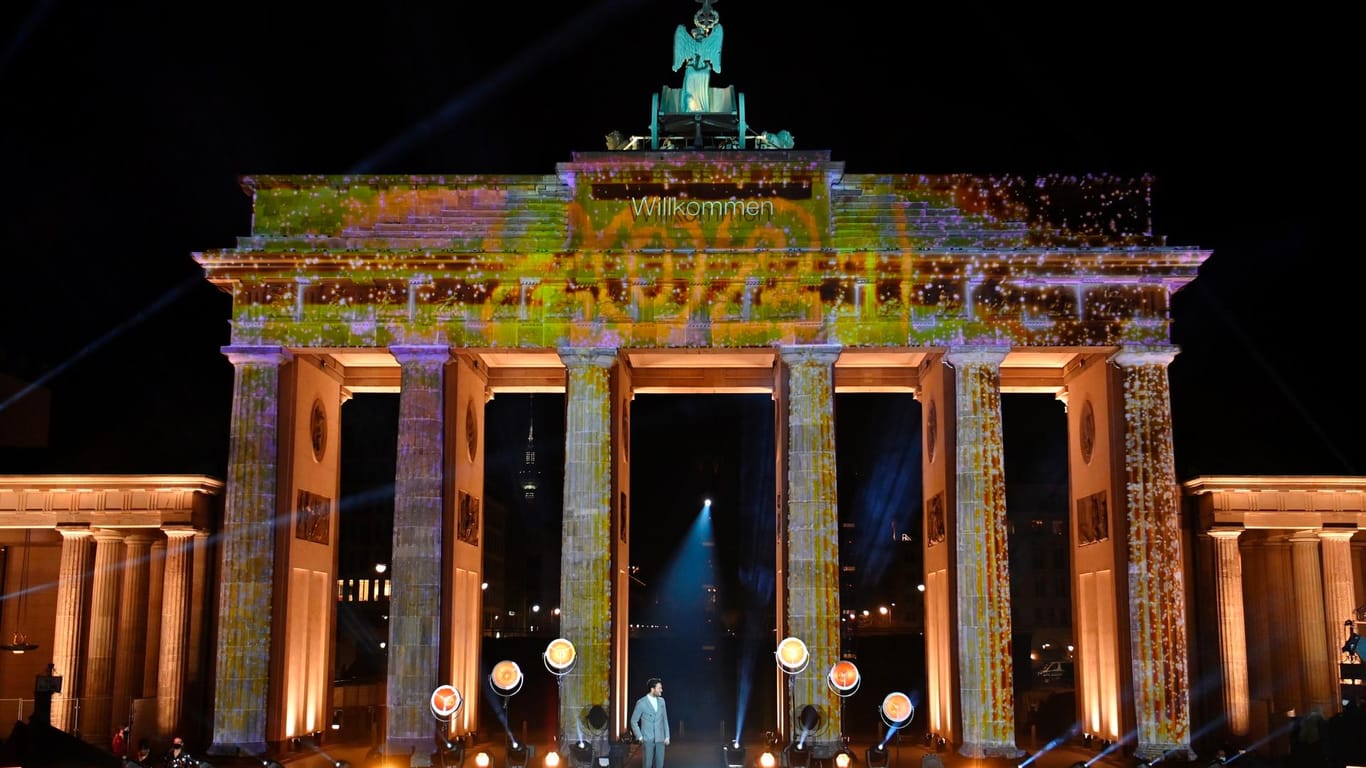 Das erleuchtete Brandenburger Tor: Von dort wurde die ZDF-Silvestershow ohne Zuschauer übertragen.