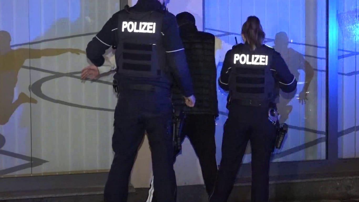 Die Polizei kontrolliert einen jungen Mann in Essen: Eine Gruppe junger Männer hat die Einsatzkräfte mit Feuerwerkskörpern beworfen.