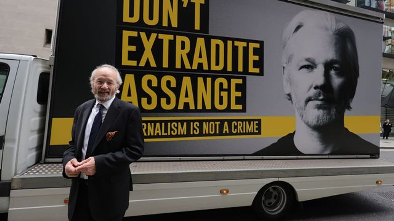 John Shipton, Vater des Wikileaks-Gründers Assange, steht an einem LKW vor einem Plakat mit der Aufschrift "Don't Extradite Assange" ("Liefert Assange nicht aus").