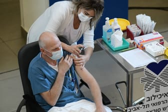 Impfzentrum in Tel Aviv: Zehn Prozent der Bevölkerung hat die Impfung gegen das Coronavirus schon erhalten.