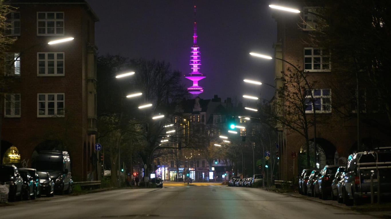 Der eigens für den Jahreswechsel bunt illuminierte Fernsehturm: Viele Straßen waren in Hamburg zum Jahreswechsel menschenleer.