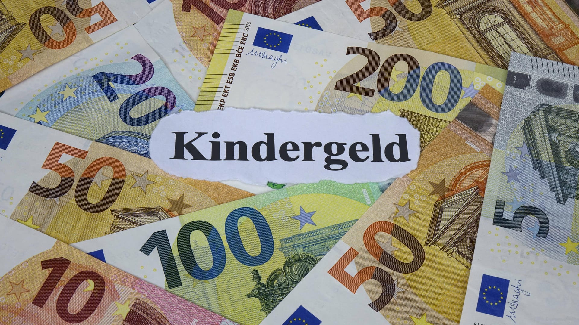 Kindergeld: Eltern werden 2021 finanziell stärker vom Staat unterstützt.