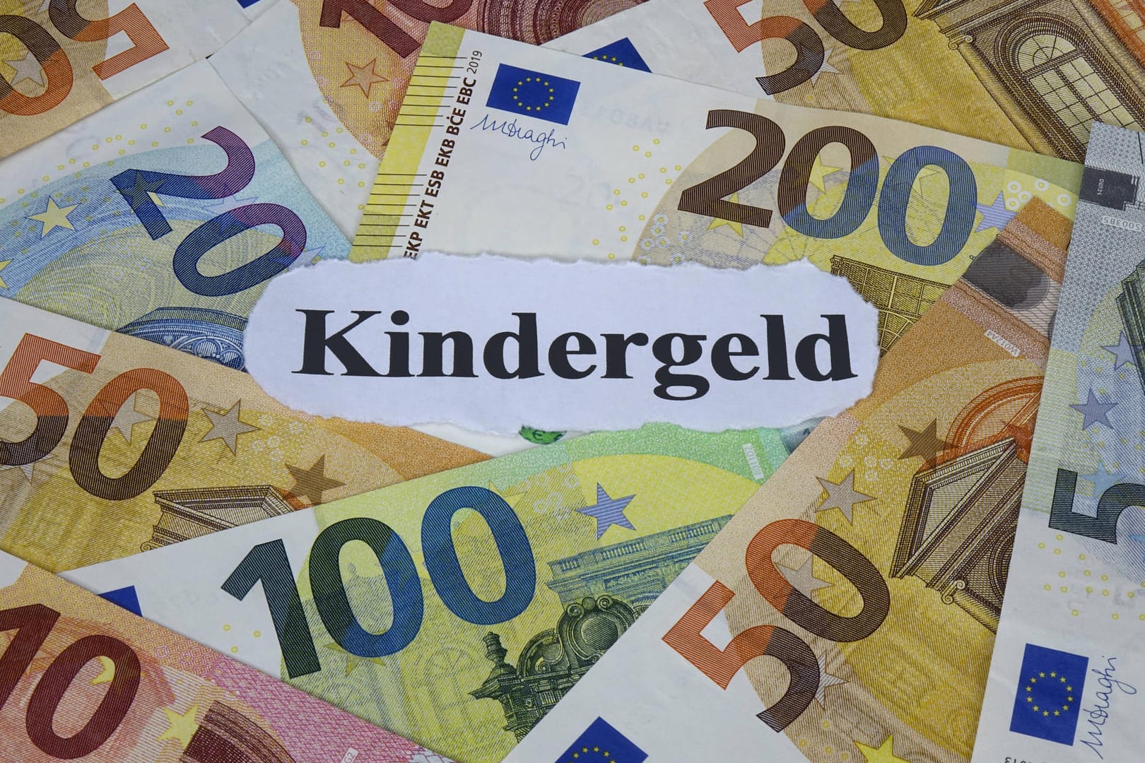 Kindergeld: Eltern werden 2021 finanziell stärker vom Staat unterstützt.