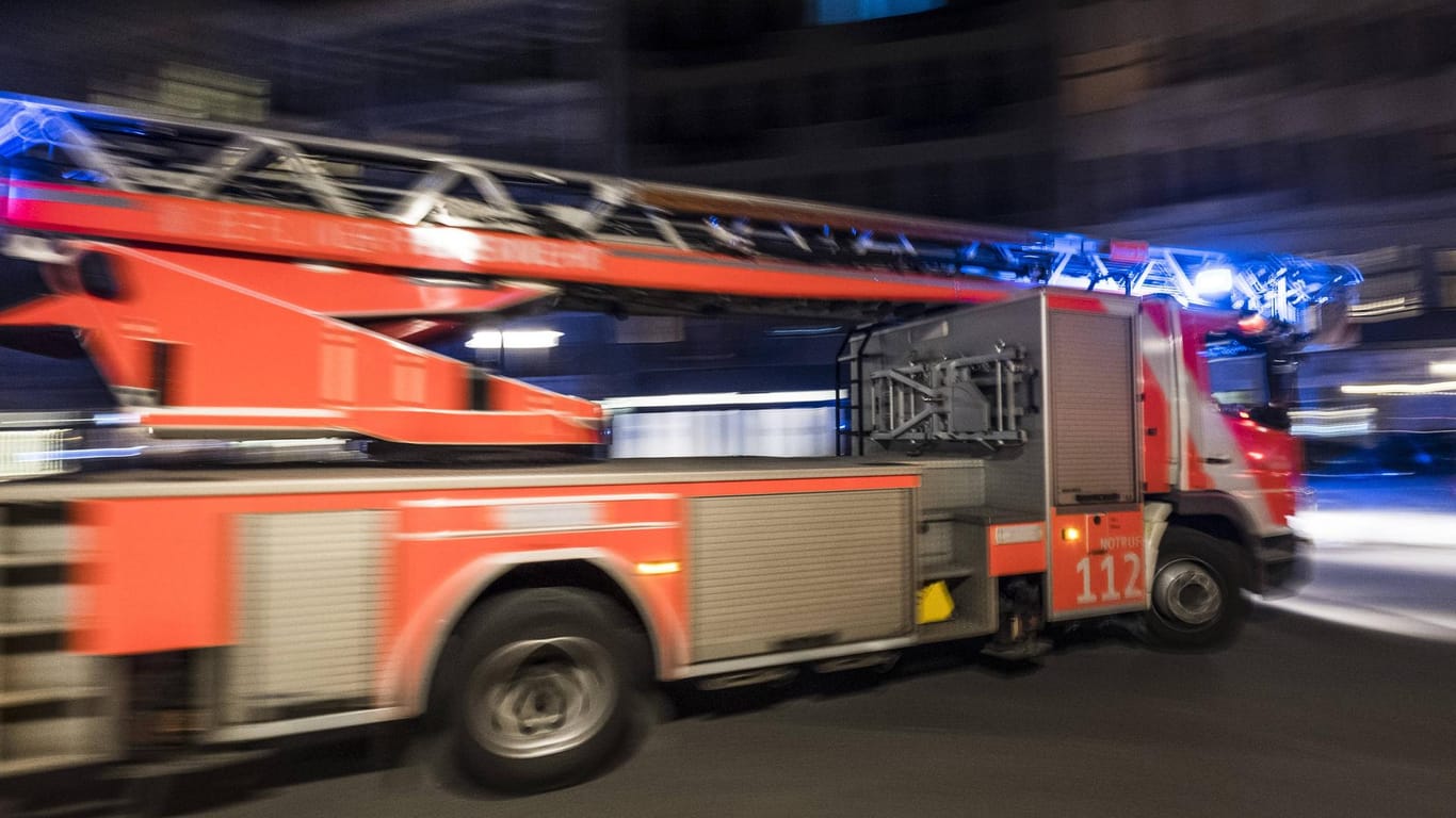 Ein Feuerwehrfahrzeug im Einsatz (Symbolbild): In Kiel hat eine Rakete für einen Dachstuhlbrand gesorgt.