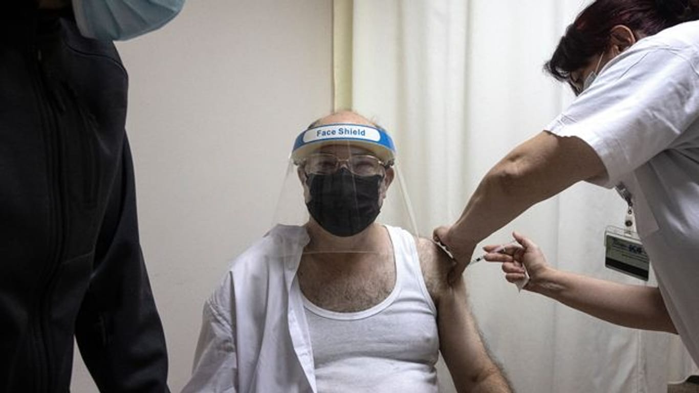 Ein Mann wird im Soroka-Krankenhaus im israelischen Be’er Scheva gegen das Coronavirus geimpft.