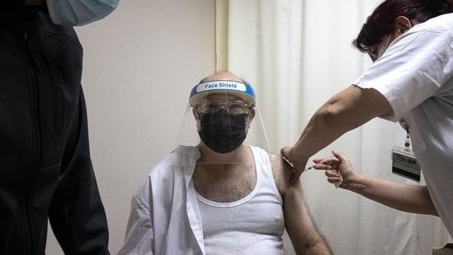 Ein Mann wird im Soroka-Krankenhaus im israelischen Be’er Scheva gegen das Coronavirus geimpft. Ein Mann wird im Soroka-Krankenhaus im israelischen Be’er Scheva gegen das Coronavirus geimpft.
