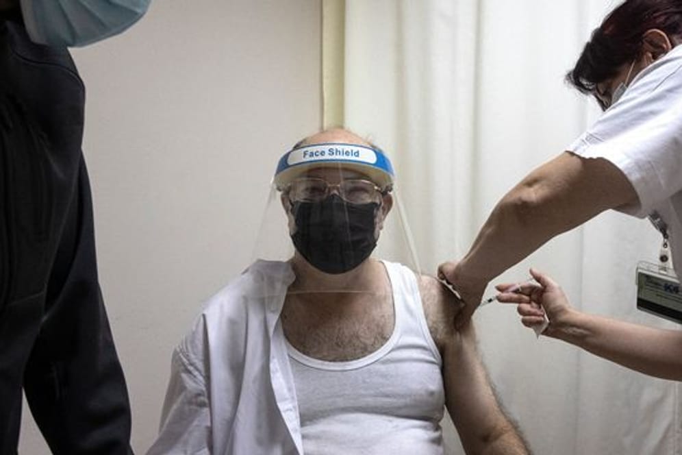 Ein Mann wird im Soroka-Krankenhaus im israelischen Be’er Scheva gegen das Coronavirus geimpft.