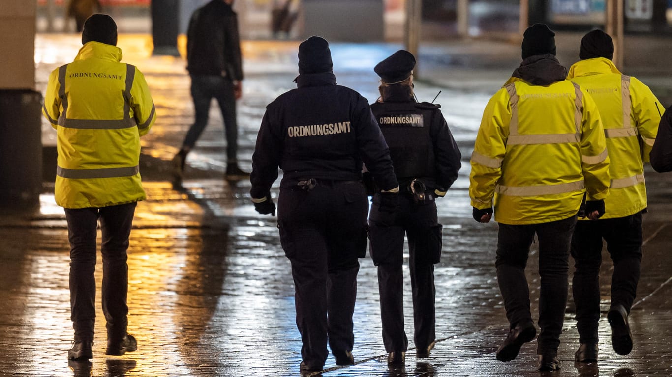 Mitarbeiter des Ordnungsamtes in der Dortmunder Fußgängerzone: Einige Personen haben sich an Silvester gegen Einsatzkräfte gestellt.