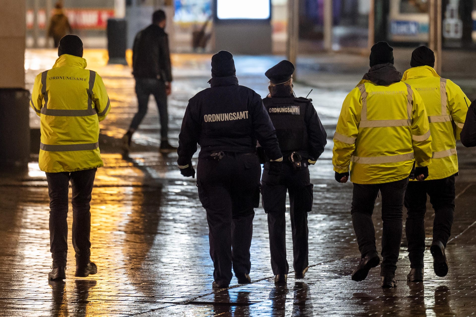 Mitarbeiter des Ordnungsamtes in der Dortmunder Fußgängerzone: Einige Personen haben sich an Silvester gegen Einsatzkräfte gestellt.