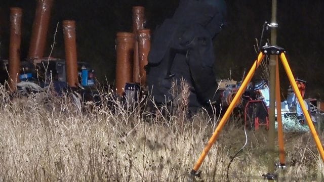 Ein Polizist in Schutzausrüstung untersucht den Unfallort in Rietz-Neuendorf. Ein Polizist in Schutzausrüstung untersucht den Unfallort in Rietz-Neuendorf.