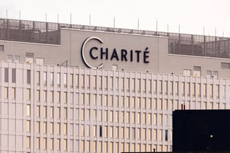 Blick auf das Bettenhaus der Charité in Berlin: Die Klinik kämpft mit Personalmangel.