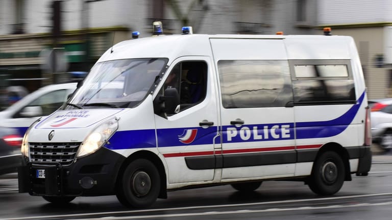 Ein Einsatzfahrzeug der französischen Polizei: In der Bretagne feierten Tausende trotz Ausgangssperre eine illegale Party.