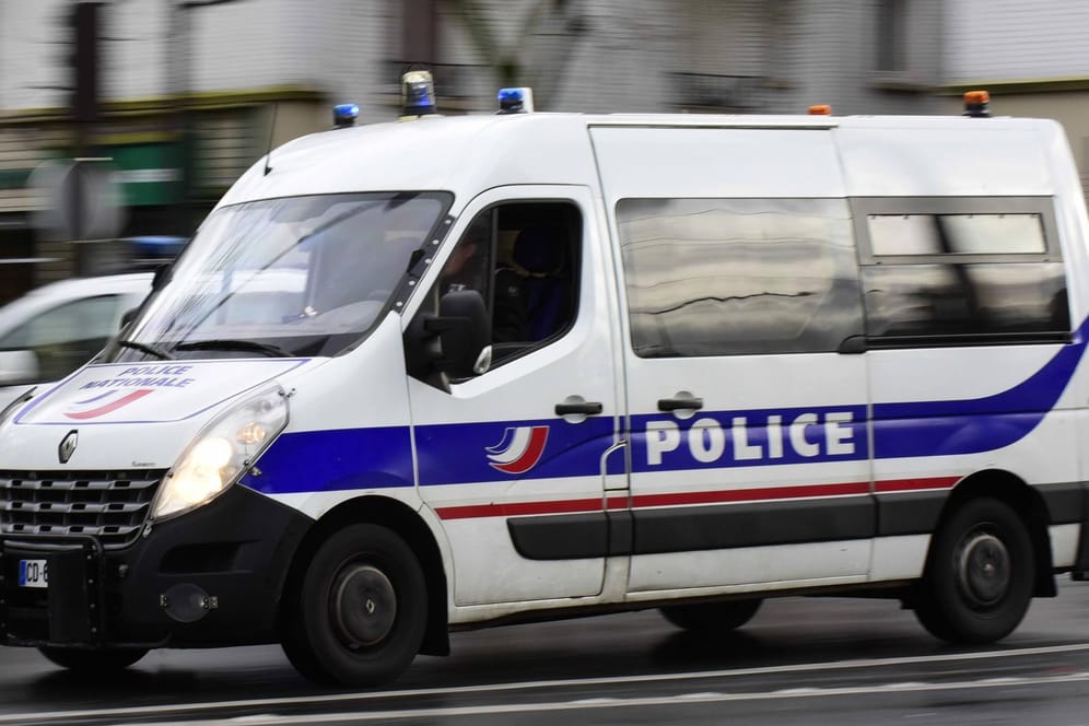 Ein Einsatzfahrzeug der französischen Polizei: In der Bretagne feierten Tausende trotz Ausgangssperre eine illegale Party.