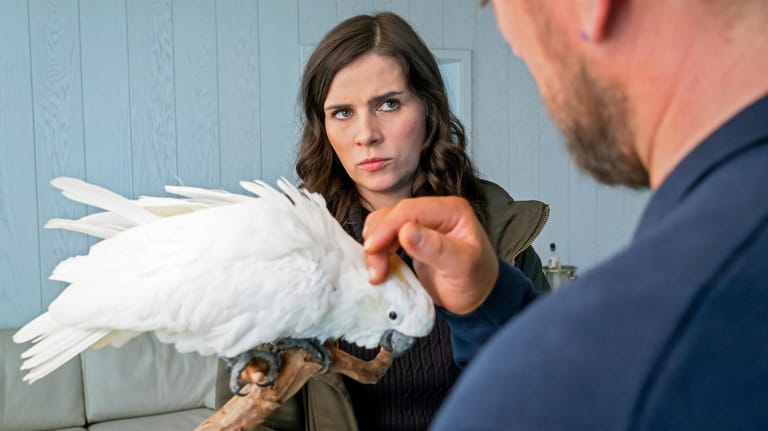 Kira Dorn (Nora Tschirner) befragt den Verdächtigen John Geist (Ronald Zehrfeld) zu seltenen Vögeln.