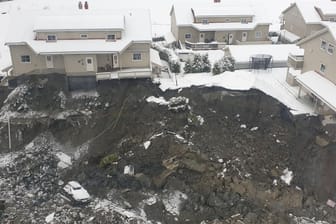 Ein Erdrutsch in der Kommune Gjerdrum in Niorwegen hat großen Schaden hinterlassen und zahlreiche Häuser zerstört: Nun wurde ein Toter geborgen.
