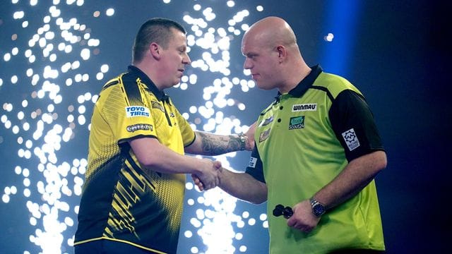 Dave Chisnall (l) wird vom unterlegenen Michael van Gerwen zu seinem Sieg beglückwünscht. Dave Chisnall (l) wird vom unterlegenen Michael van Gerwen zu seinem Sieg beglückwünscht.