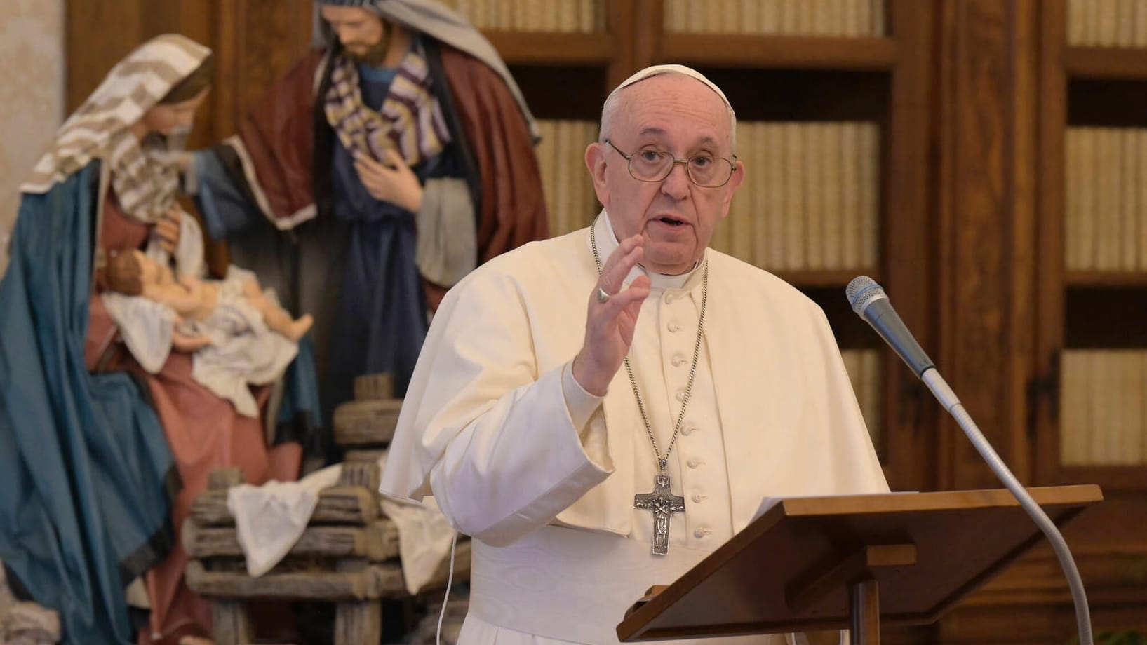 Papst Franziskus beim Angelus-Gebet im Apostolischen Palast: Aufgrund eines Ischias-Leidens konnte der Pontifex an den liturgischen Feiern zum Jahreswechsel nicht teilnehmen. Papst Franziskus beim Angelus-Gebet im Apostolischen Palast: Aufgrund eines Ischias-Leidens konnte der Pontifex an den liturgischen Feiern zum Jahreswechsel nicht teilnehmen.